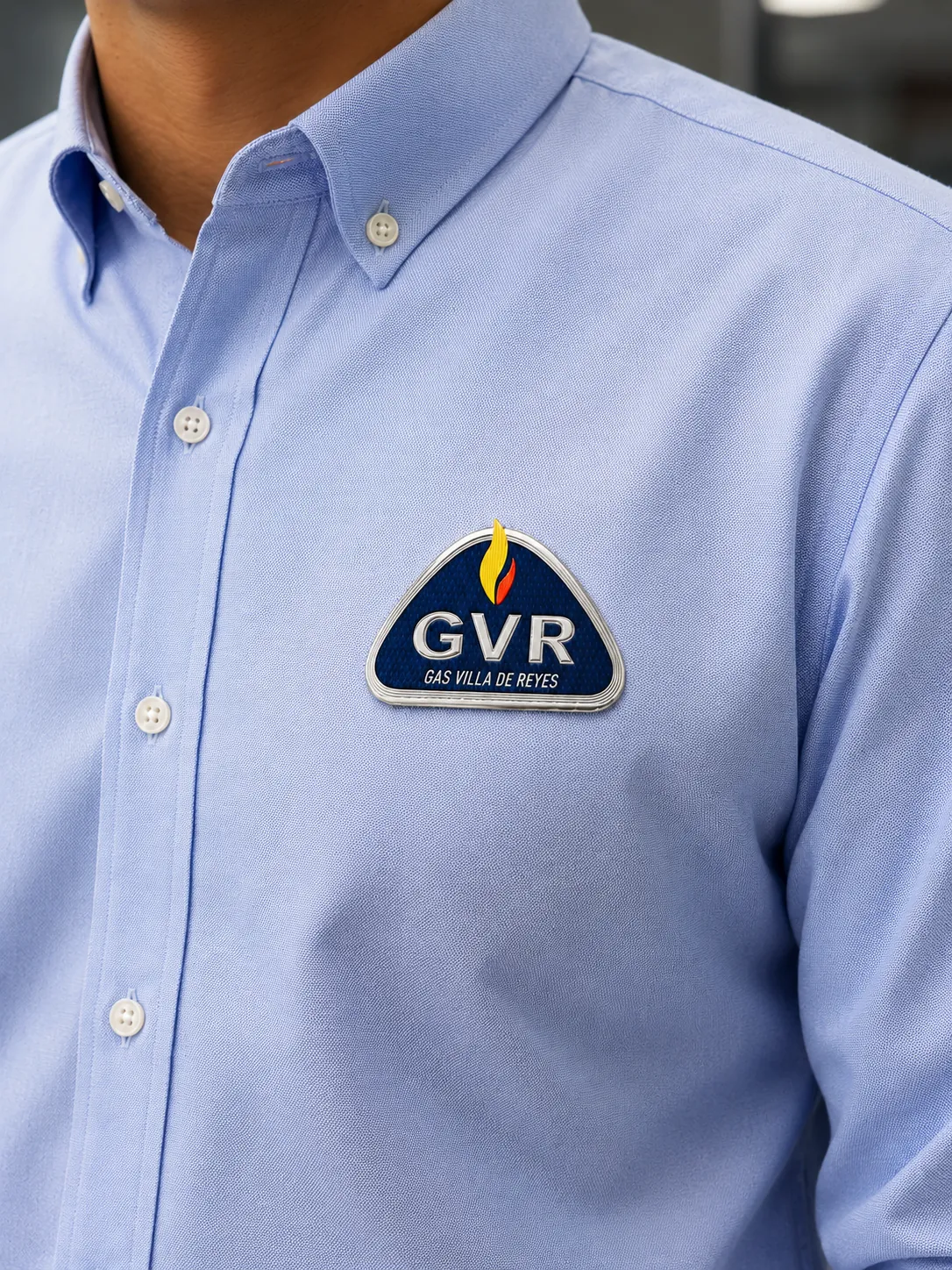 Camisa Oxford azul claro con emblema TPU personalizado, corte hombre